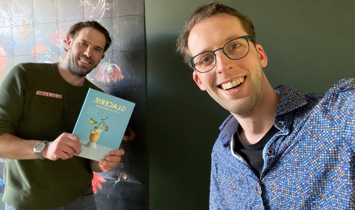 Zegert met Hidde de Brabander met zijn boek Glacerie