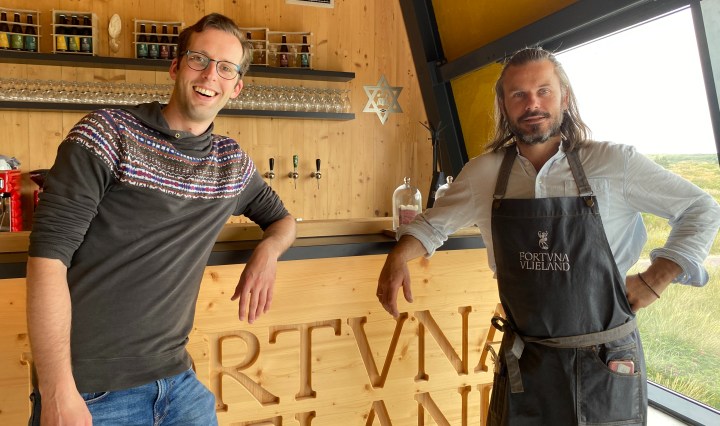 Zegert met bierbrouwer Bojan Bajic in brouwerij Fortuna Vlieland