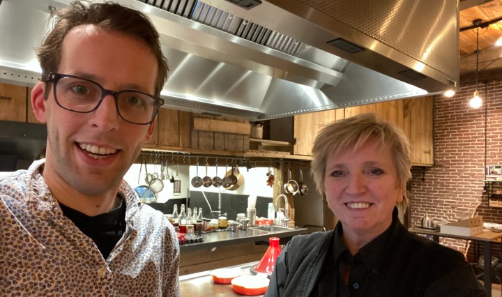 Zegert van der Linde en Nel Schellekens staan voor het kookaltaar van Nel in haar restaurant Het Keunenhuis
